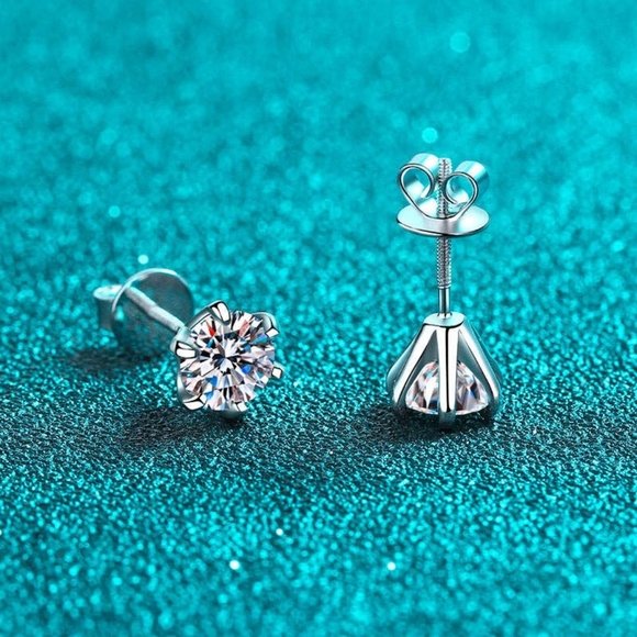 1.00ctw stunning moissanite diamond stud earrings